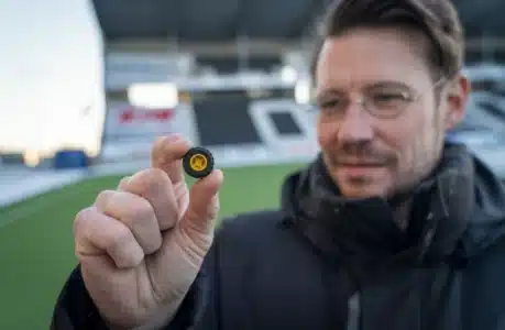 Bård Halmrast viser frem naturgummien som skal erstatte mikroplasten på dagens kunstgressbaner.